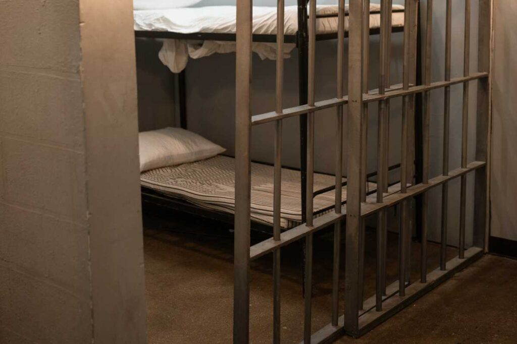 刑務所のベッド